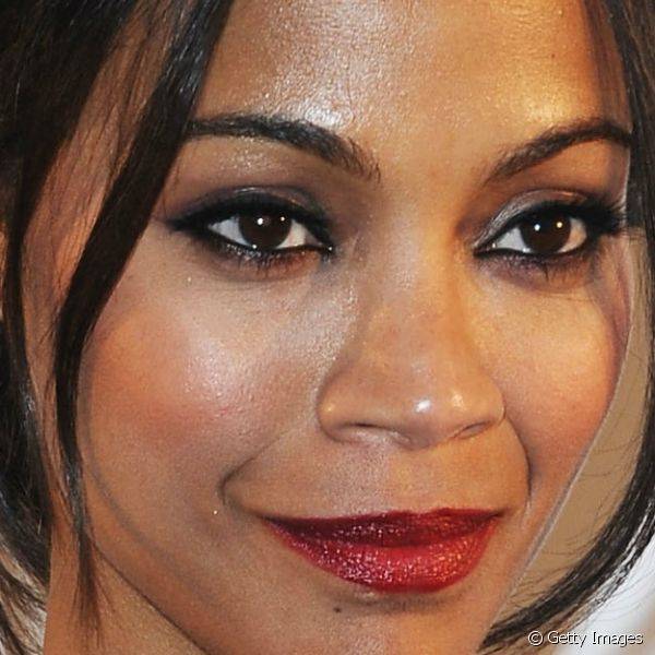 Para o Festival de Cannes de 2011, Zoe combinou olhos contornados com um batom vermelho intenso